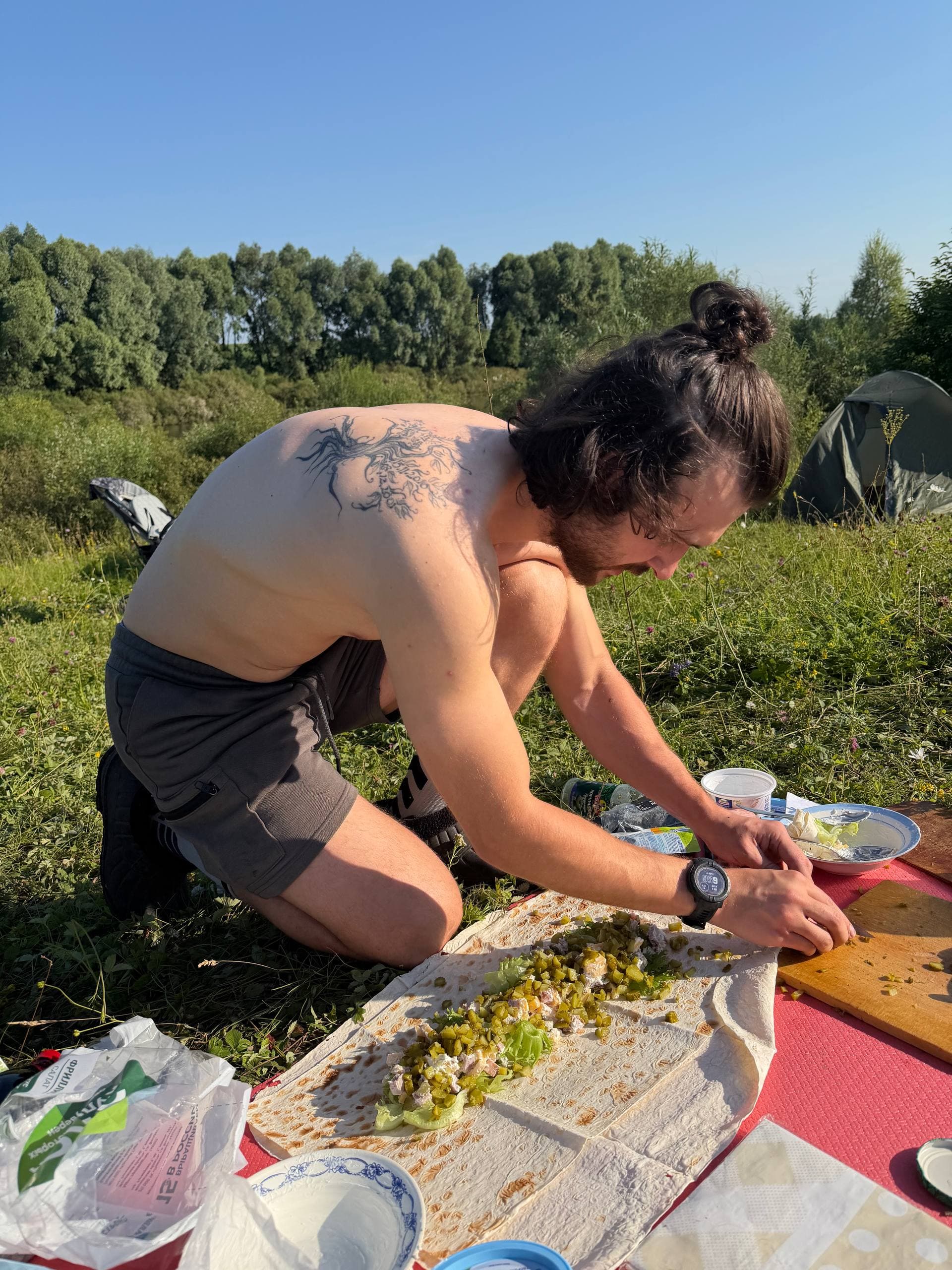 Приготовление еды в лагере ЧӐВАШCAMP на природе