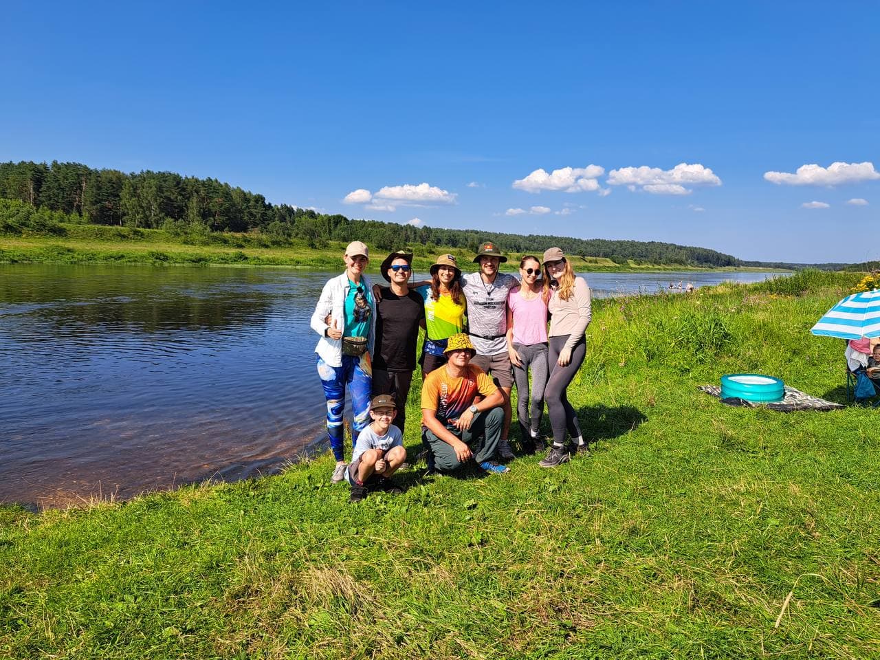 Участники ЧӐВАШCAMP на берегу реки рядом с лагерем